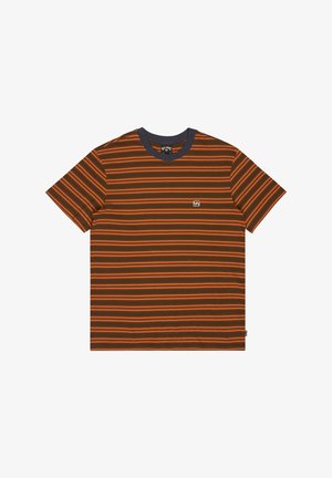 T-shirt marron à manches courtes avec des rayures horizontales orange, un col bleu marine et un petit patch logo sur le côté gauche de la poitrine.