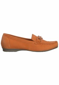 Oranje leren instappers met stiksels, een ronde neus, decoratieve hardware en een lage rubberen zool.