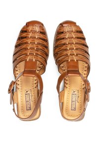 Sandales en cuir marron avec un design tissé, bouts ouverts et sangle de cheville avec une boucle décorative. Semelle intérieure légèrement rembourrée avec des détails de logo.