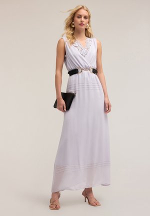 Mouwloze, lavendel maxi-jurk met kantafwerking, riem met gouden hardware en gelaagde textuur. Draag het met een zwarte clutch en strappy hakken.