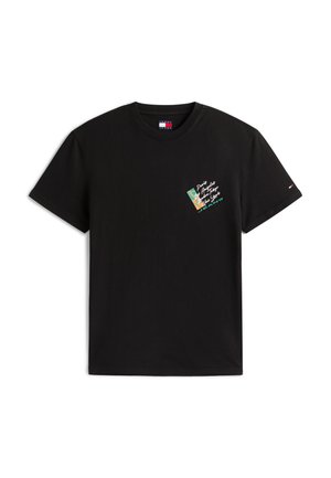 Schwarzes T-Shirt mit kurzen Ärmeln und Rundhalsausschnitt, mit kleinem buntem Textdruck, der Städte auf der linken Brust auflistet, sowie kleinem Logo auf dem linken Ärmel.