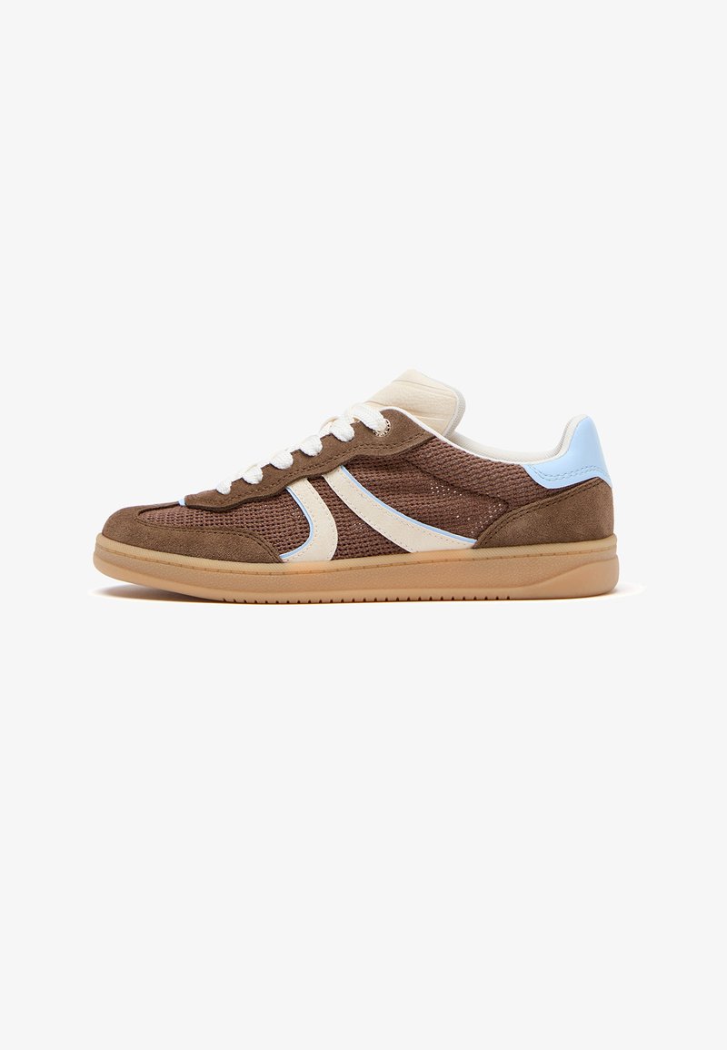 Baskets basses marron et beige avec des lacets blancs, un accent bleu clair au talon, des bandes blanches sur les côtés et une semelle en caoutchouc couleur gomme, vues de côté.
