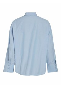 Camisa de manga larga azul claro hecha de tela suave. Presenta un cuello clásico y puños abotonados. La vista trasera muestra un diseño limpio y minimalista.