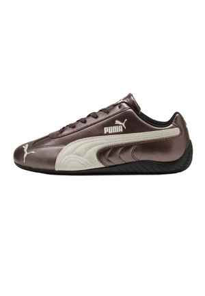 Sneaker Puma marrone scuro con striscia laterale bianca, suola nera, design con lacci e logo Puma sul lato e sulla punta.