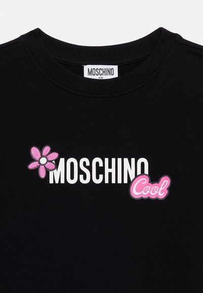 Μαύρο φούτερ με το λογότυπο "MOSCHINO" σε λευκό, ροζ κεντητό λουλούδι αριστερά και τη λέξη "Cool" σε ροζ, στρογγυλεμένη γραμματοσειρά. Απαλή βαμβακερή σύνθεση.