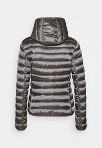 Giubbotto imbottito con cappuccio, realizzato in materiale grigio scuro lucido. Presenta sezioni trapuntate, polsini elastici e un design con colletto alto.