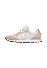 Sneakers in morbido suede beige e tessuto bianco; chiusura con lacci; design elegante; suola nera in contrasto; accento metallico sul tallone.