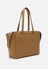 Brązowa torba typu tote z teksturowanej skóry z dwoma uchwytami, srebrnymi okuciami i regulowanym paskiem. Charakteryzuje się usztywnionym kształtem i szczegółowym przeszyciem.