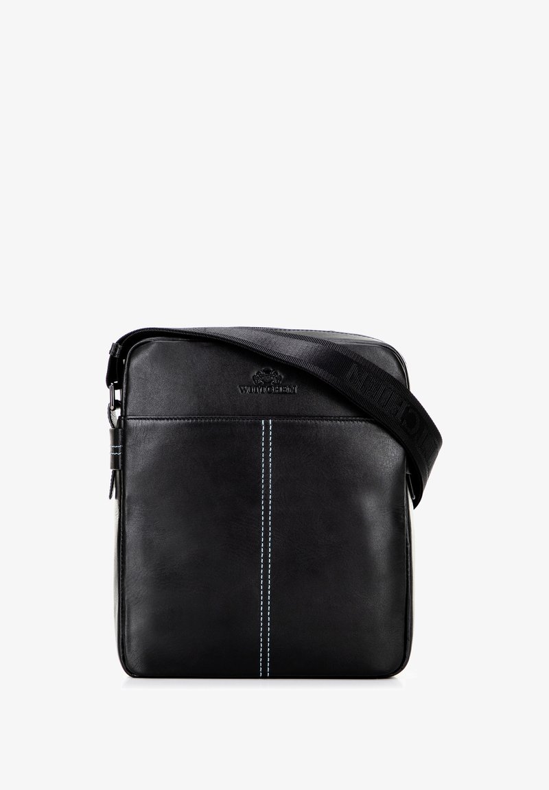 Borsa a tracolla in pelle nera con cuciture verticali azzurro chiaro e ampia tracolla nera regolabile.