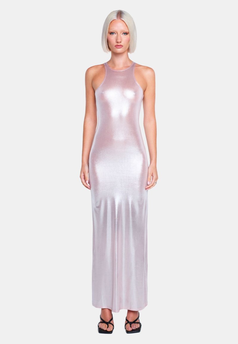 Abito maxi senza maniche, aderente e lucido, di colore rosa metallico chiaro. Texture liscia con un design elegante, arriva fino a terra. Sandali neri con cinturini.