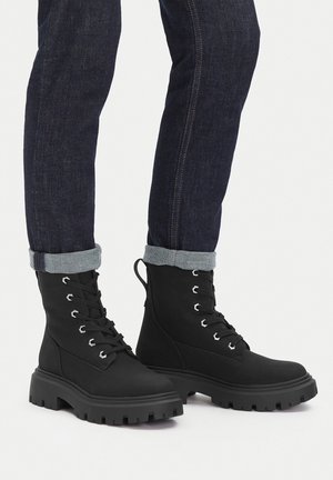 CEO - Botki na platformie