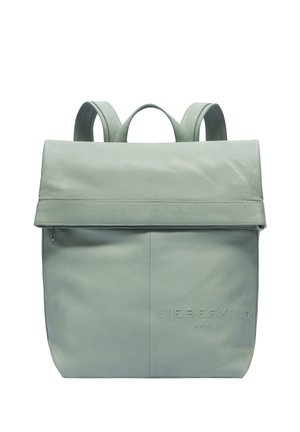 Mintgrüner Leder-Rucksack mit Klappenverschluss, geprägtem Logo auf der Vorderseite, verstellbaren Riemen und einem Reißverschlussfach für zusätzlichen Stauraum.