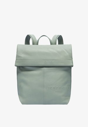 Mintgrüner Leder-Rucksack mit Klappenverschluss, geprägtem Logo auf der Vorderseite, verstellbaren Riemen und einem Reißverschlussfach für zusätzlichen Stauraum.