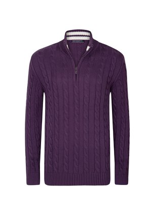 Suéter de punto cableado en color morado con cuello de media cremallera. Puños y dobladillo acanalados, con un patrón texturizado para mayor dimensión.