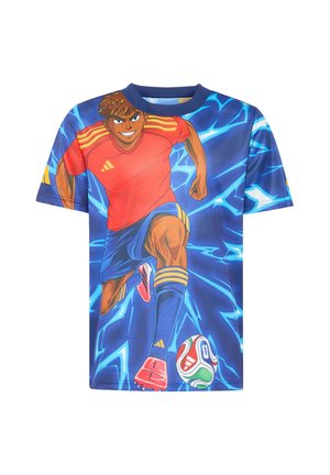 Barnets blå T-shirt med animeret fodboldspiller i rød trøje, blå shorts og røde fodboldstøvler, der sparker en farverig fodbold mod en lynbaggrund.
