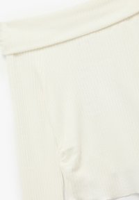 Off-the-shoulder top in geribbelde witte stof, met een gevouwen elastische halslijn en naadloze zijden voor een getailleerde look.
