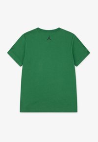 Zielona bawełniana koszulka z krótkim rękawem i okrągłym dekoltem, z czarnym logo Jumpman na górnej części pleców oraz czarnymi akcentami na rękawach.