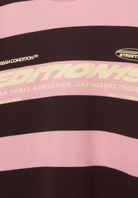 Rosa und dunkelbraun gestreifter Stoff mit abgerundetem gelbem Text "EDITIONS", "URBAN CONDITION", "STREET" und Phrasen über rohes Design und unfertige Projekte.