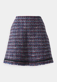 Kék, piros és fehér tweed miniszoknya, rojtos szegéllyel és fekete akcentussal a derékon. Strukturált, dobozos fazon, textúrált szövettel.