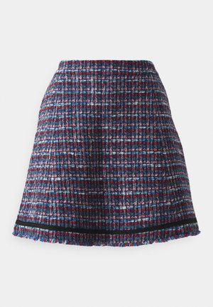 Tweed mini sukňa v modrej, červenej a bielej farbe s třásňovým lemom a čiernym akcentom v oblasti pása. Štruktúrovaný, boxy strih s textúrovaným tkaním.