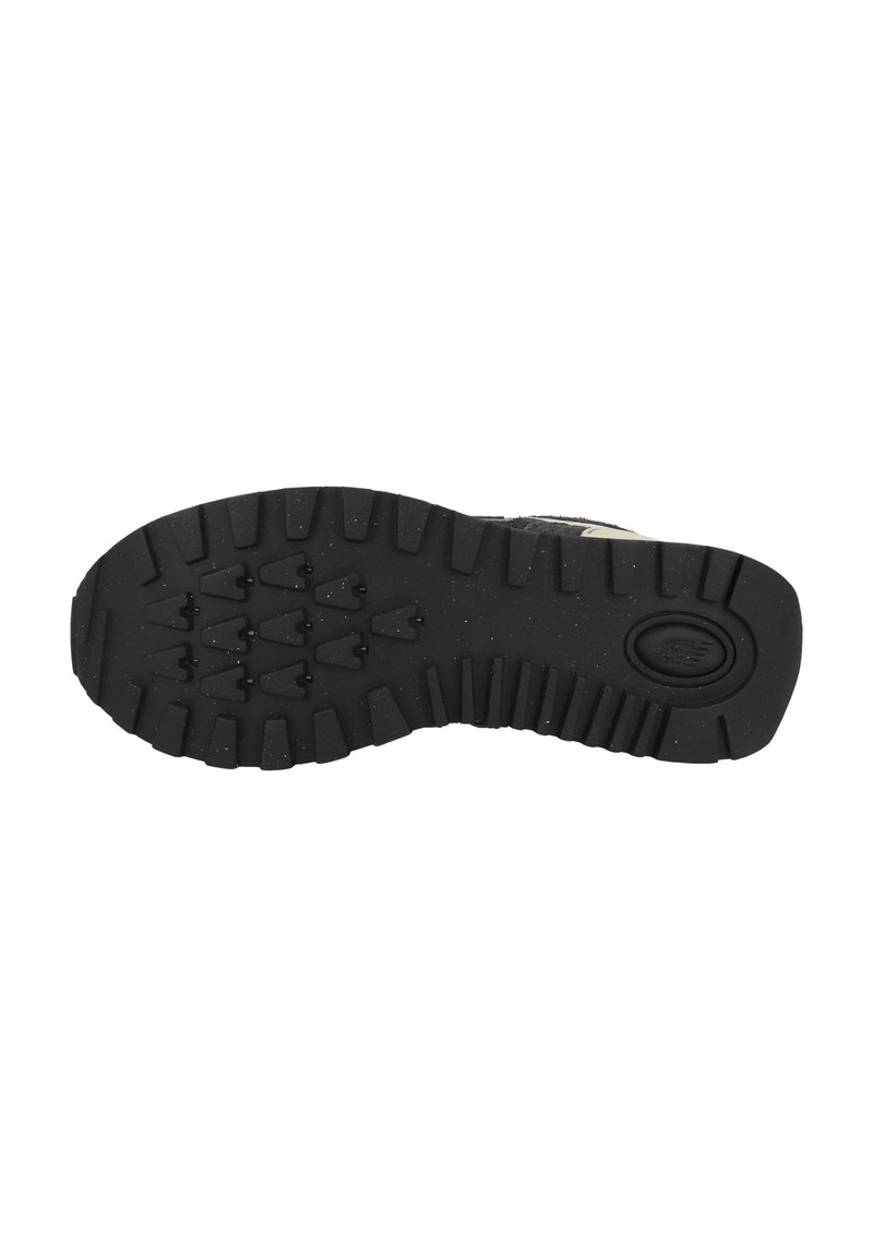 Semelle de chaussure en caoutchouc noir avec une surface texturée, affichant un motif en zigzag et des crampons distincts pour l'adhérence. Logo circulaire au niveau du talon.