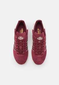 adidas Originals GAZELLE UNISEX - Trainers - shadow red/cream white/gold metallic