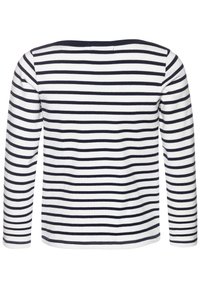 Langarmshirt in Weiß und Marineblau gestreift, mit einem Bootsausschnitt und weicher Baumwolltextur. Keine sichtbaren Logos oder Verzierungen.