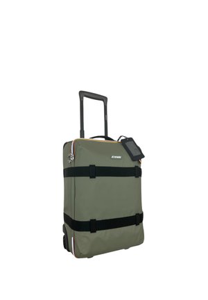 Valigia morbida verde con cinghie nere, manico estensibile, ruote e targhetta identificativa attaccata.