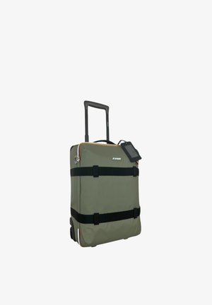 Valigia morbida verde con cinghie nere, manico estensibile, ruote e targhetta identificativa attaccata.