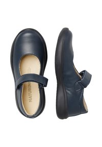 Granatowe skórzane buty typu Mary Jane z rzepem, zaokrąglonym czubkiem i gumową podeszwą, charakteryzujące się gładką fakturą i minimalnymi przeszyciami.