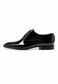 Chaussure habillée en cuir verni noir avec un bout pointu, à laçage à cinq œillets et une finition lisse et brillante. Talon noir plat et détails minimalistes.