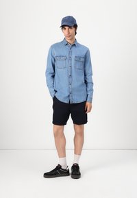 Tommy Jeans REGULAR SHIRT - Hemd - denim medium