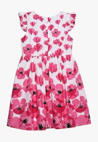 Rotes Blumenmuster-Kleid mit kurzen Rüschenärmeln, rundem Ausschnitt und geraffter Taille. Der Stoff zeigt verschiedene Rosatöne von Blumen auf einem weißen Hintergrund.