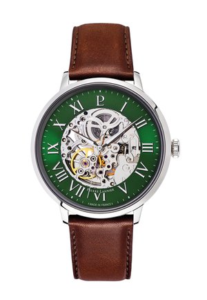 Montre squelette avec un cadran vert exposant les rouages mécaniques; boîtier en argent; bracelet en cuir marron; chiffres romains et nom de la marque visibles.