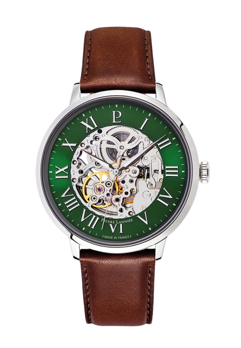 Skeletonuhr mit grünem Zifferblatt, das die mechanischen Werke zeigt; silbernes Gehäuse; braunes Lederarmband; römische Ziffern und Markenname sichtbar.