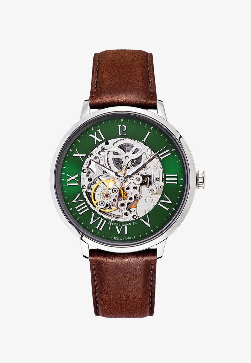 Reloj esqueleto con una esfera verde que muestra el funcionamiento mecánico; caja de plata; correa de cuero marrón; números romanos y nombre de la marca visibles.