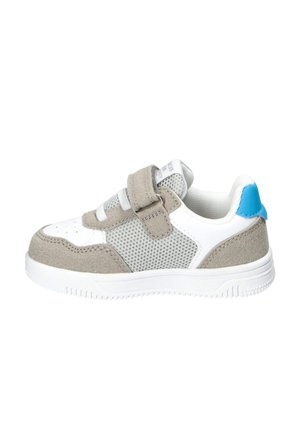 Biało-szary dziecięcy sneaker z siateczkowymi bokami, paskiem na rzep i niebieską pętelką na pięcie, pokazany z zewnętrznej strony na białym tle.