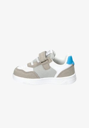 Biało-szary dziecięcy sneaker z siateczkowymi bokami, paskiem na rzep i niebieską pętelką na pięcie, pokazany z zewnętrznej strony na białym tle.