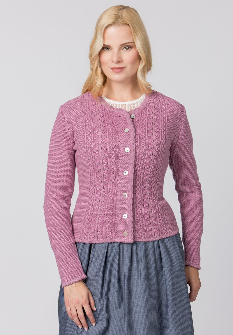 Rosa gestrickte Strickjacke mit einer strukturierten, gemusterten Vorderseite, runder Halslinie und Knopfverschluss. Lange Ärmel und gewellte Manschetten runden das Design ab.