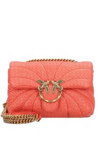 Mala de mão coral entrelaçada com acabamento texturizado, com uma alça em corrente e fecho de argola dourada adornado com dois detalhes de pássaros.