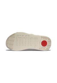 Fitflop schoenzool in lichtbeige met een gestructureerd patroon, reliëflogo en een rode accentcirkel. Gladde oppervlakte met groeven voor grip.