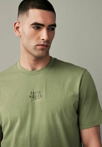 Next DIP DYE REGULAR FIT - Triko s potiskem - green