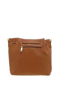 Sac fourre-tout en simili cuir brun avec une poche zippée unique, des poignées solides et des coutures contrastées sur les côtés.