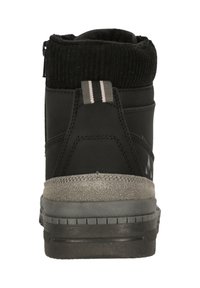 Svart vattentät känga med ribbad krage, grå mockadetaljer, horisontella ränder och slitstark gummisula. Bakifrån som visar designen.