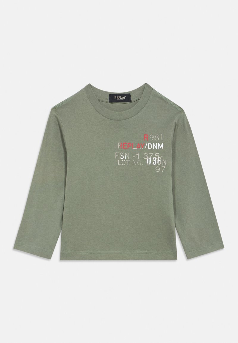 Hellgrünes Longsleeve-Shirt aus weicher Baumwolle; verfügt über bedruckte Schriftzüge in verschiedenen Farben, einen runden Ausschnitt und einen geraden Schnitt.