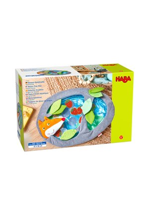 Kinderspiel-Wassermatte in Form eines Teichs mit einem Fuchskopf, abnehmbaren Blättern und schwimmenden Erdbeerformen in blauen Wassertaschen.