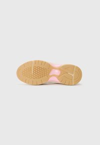 Semelle de sneaker en caoutchouc avec une base beige, des accents roses et un motif en nid d'abeille texturé pour l'adhérence et la traction.