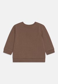 Ruskea pitkähihaisen hupparin, jossa on pyöreä kaula-aukko ja ribbaatut hihat. Pehmeä pinta, jossa on sileä viimeistely, ei kuvioita tai koristeita.