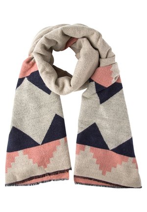 Beżowy dziergany szalik z geometrycznymi wzorami w ciemnym niebieskim i przygaszonym różowym, pokazany złożony, z obu końców swobodnie zwisających.