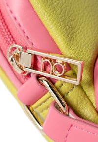 Borsa multicolore realizzata in pelle liscia rosa e pelle lime verde testurizzata. Accenti in hardware dorato e chiusura con zip con dettaglio del logo.